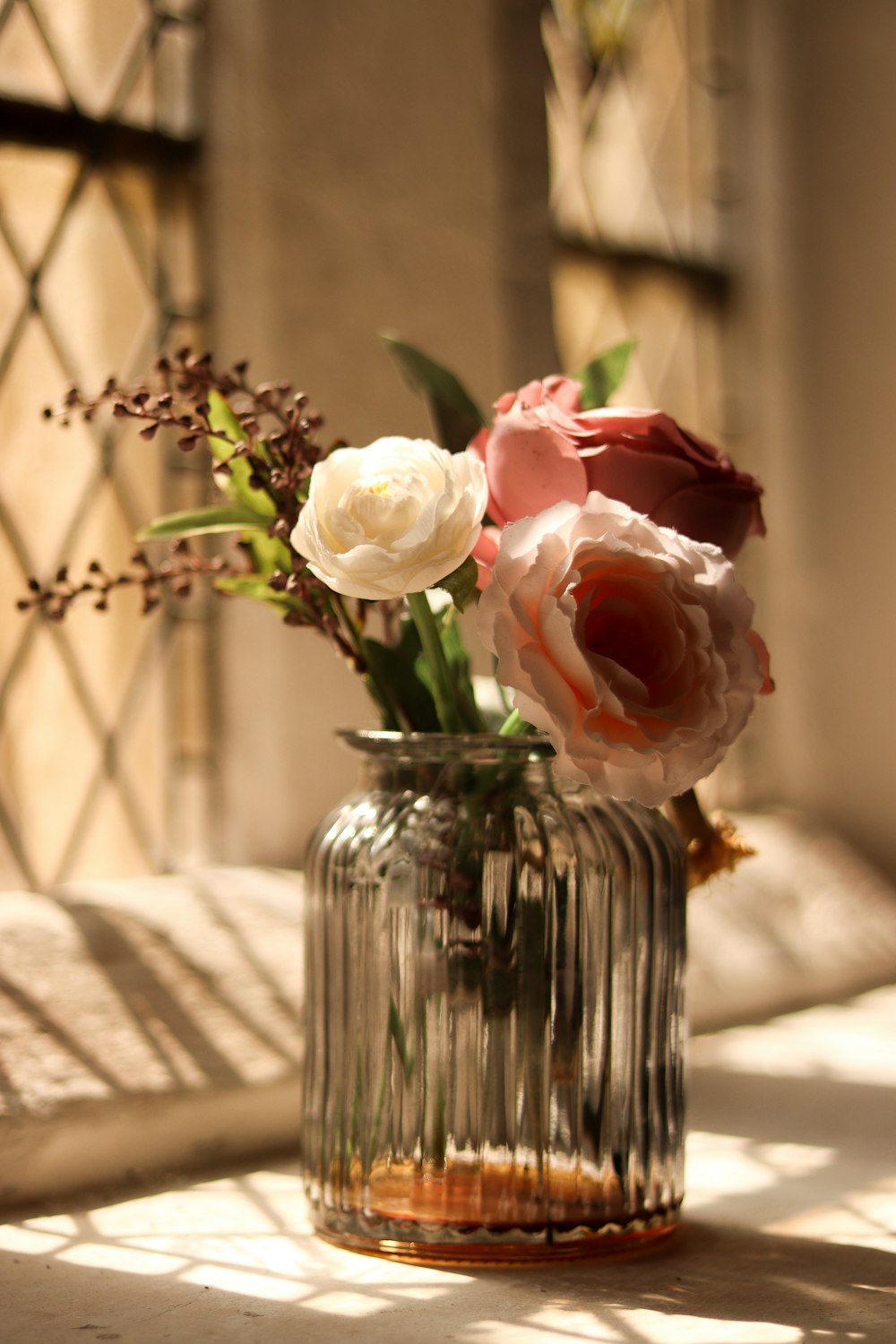 rosas rosas en jarrón de vidrio transparente