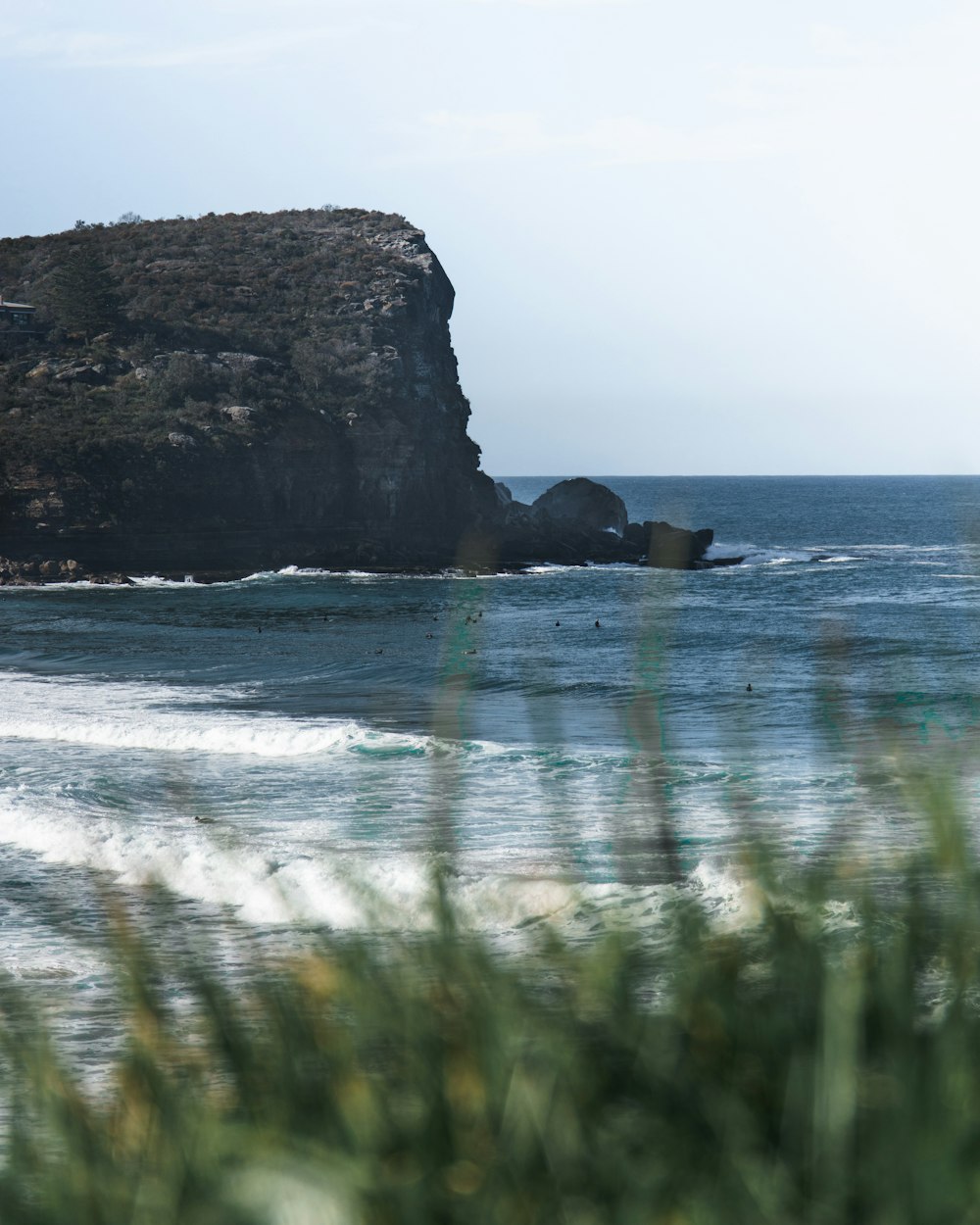 formação rochosa marrom na água do mar durante o dia