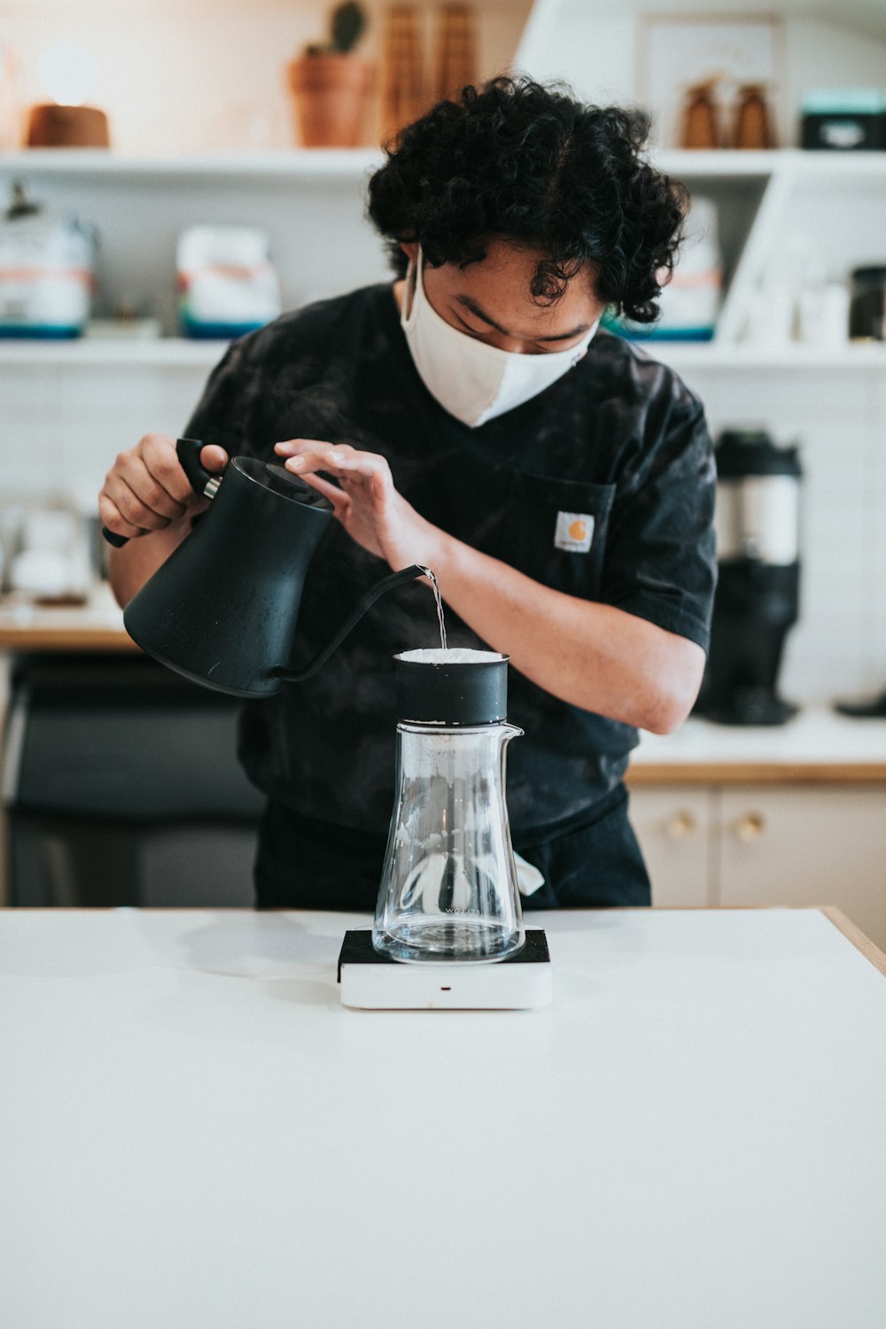 Cerca de las manos de barista Foto de stock 2300130335