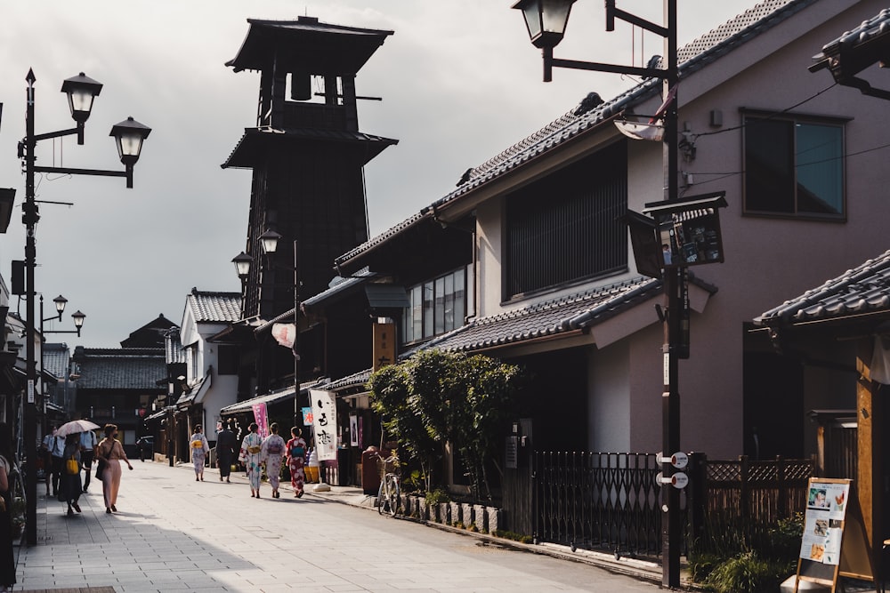 昼間、建物の近くの歩道を歩く人