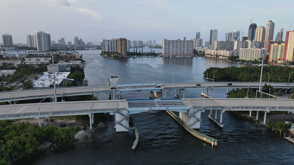 barco branco e marrom na água perto de edifícios da cidade durante o dia