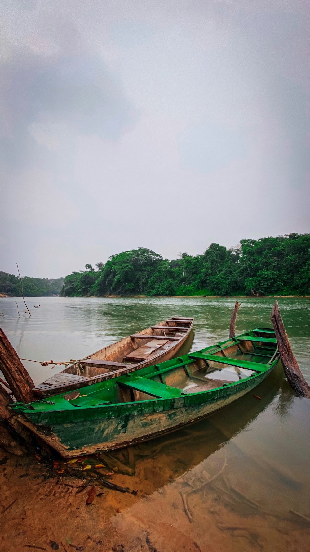 bateau en bois vert et brun sur le plan d’eau pendant la journée