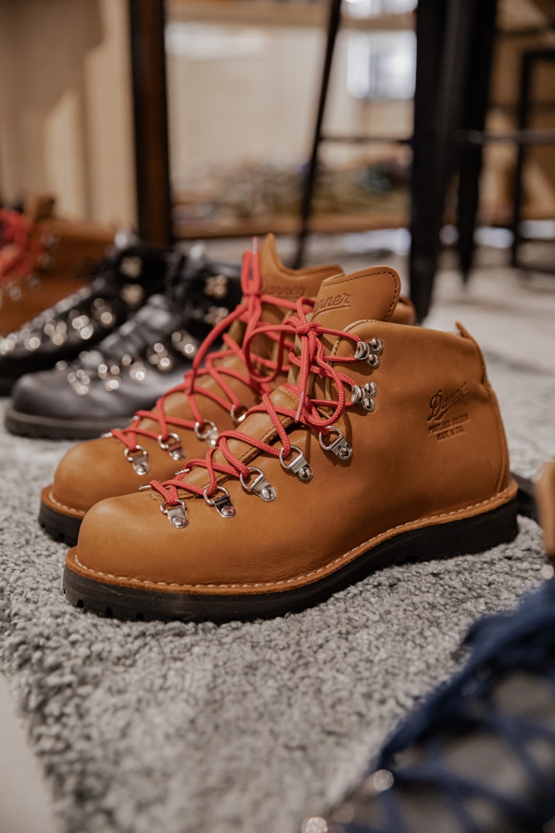 Braune Schnürstiefel in warmem Licht