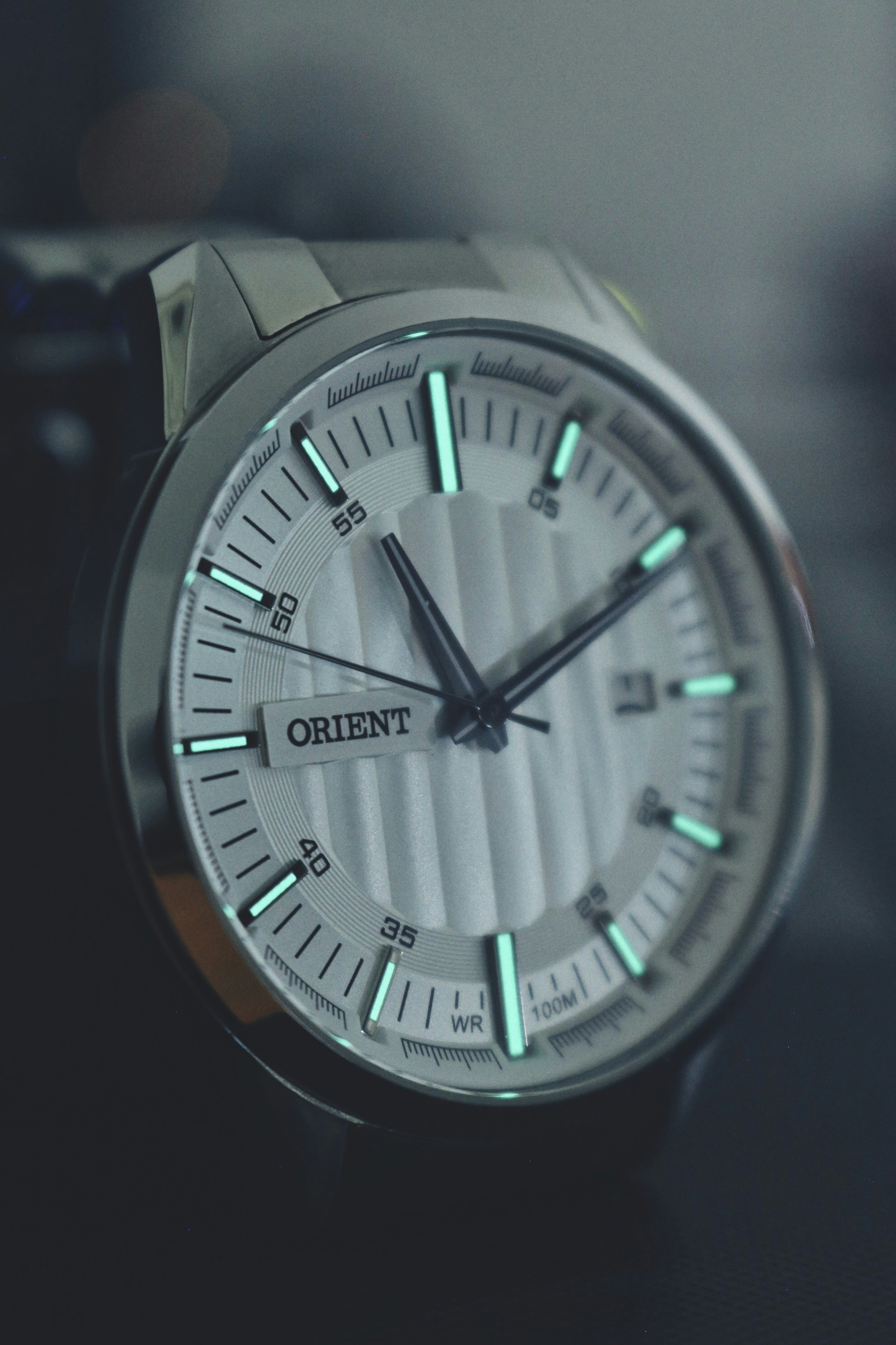 シルバー&ブラックのアナログウォッチ