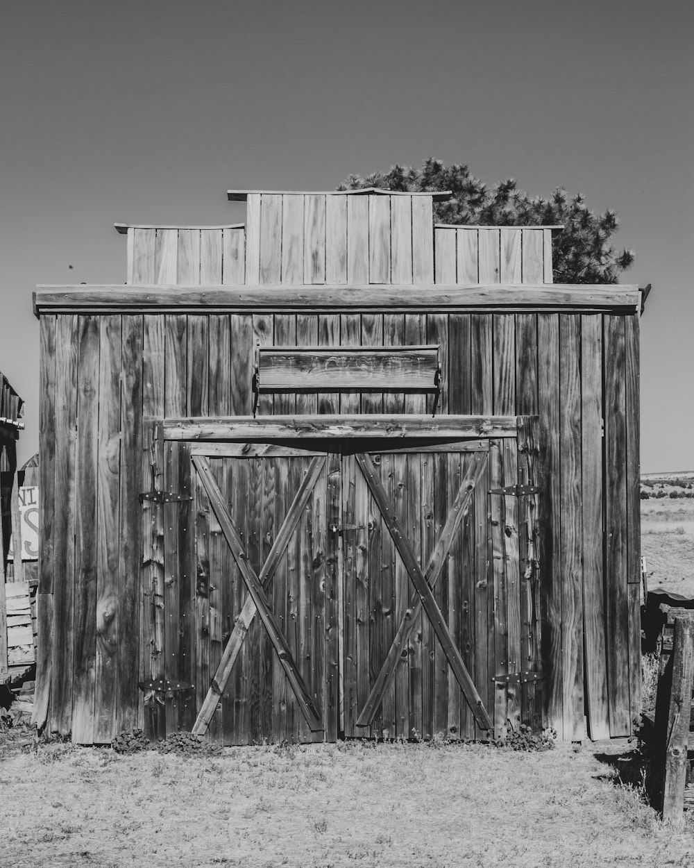 foto em escala de cinza da cerca de madeira
