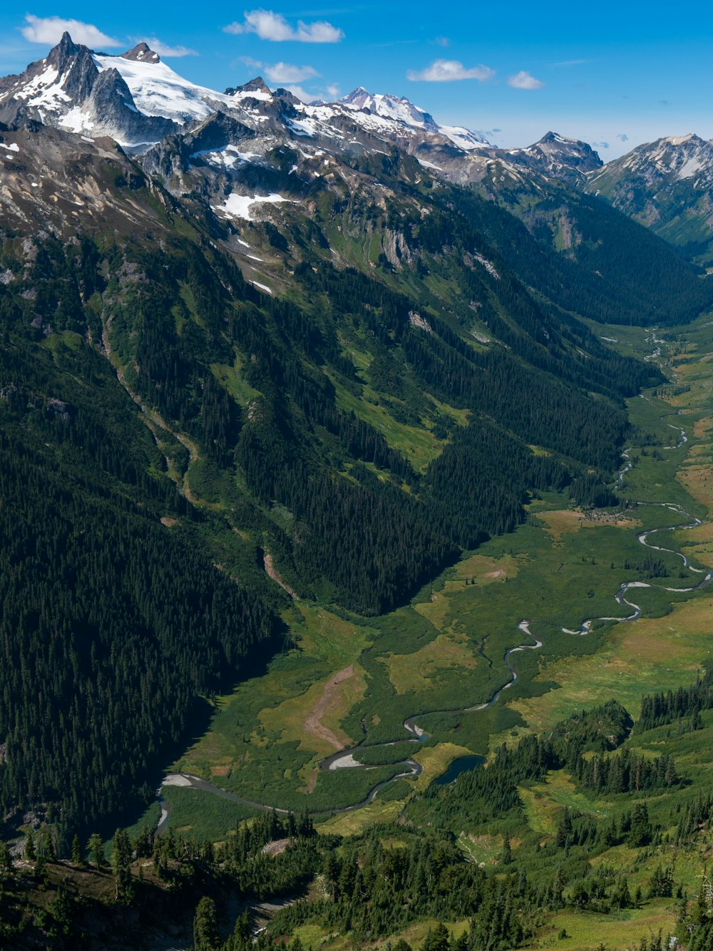 montagnes vertes sous un ciel blanc pendant la journée