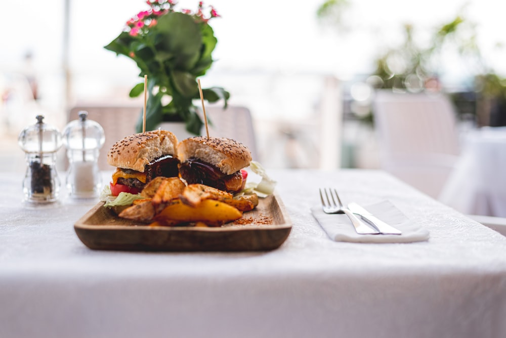 Burger avec frites sur assiette en céramique blanche