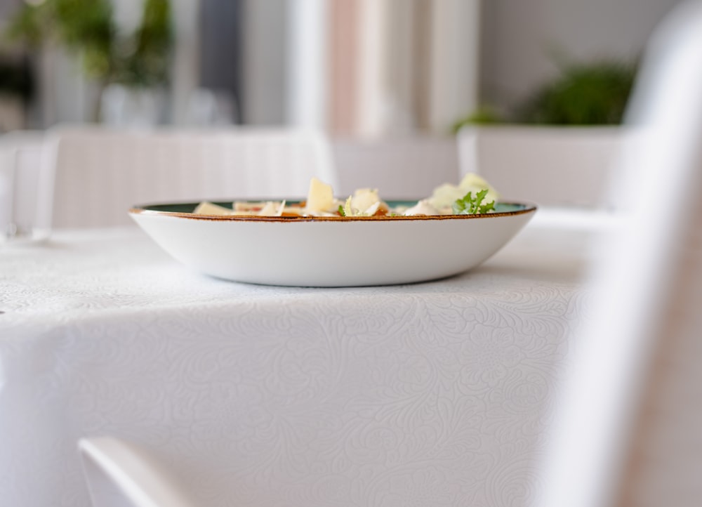 assiette en céramique blanche sur table blanche