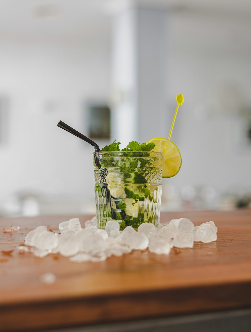 verre à boire transparent avec feuille verte