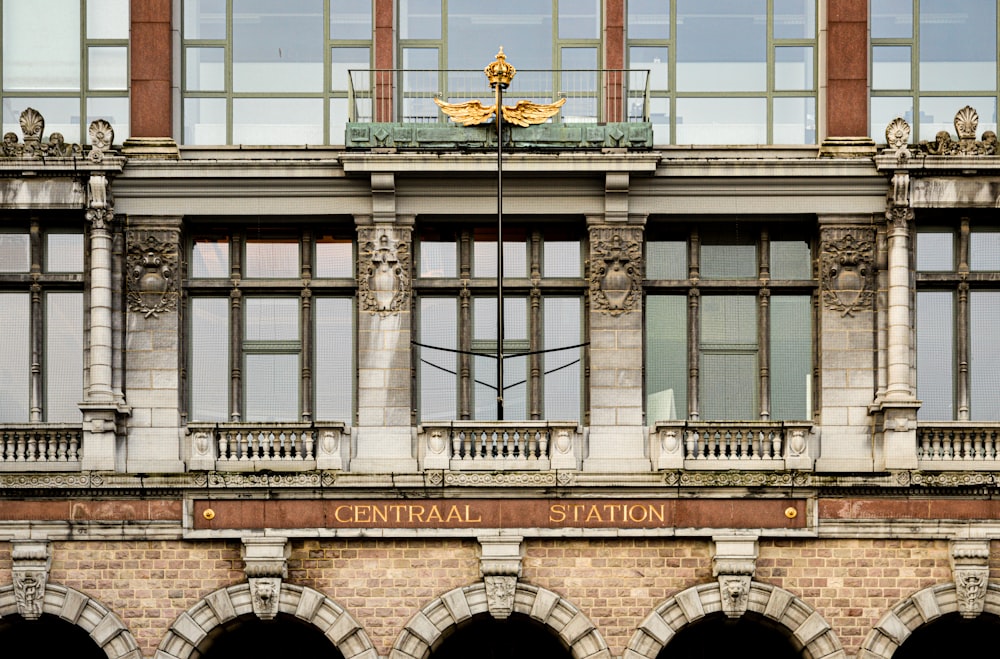 Bâtiment en béton blanc et brun