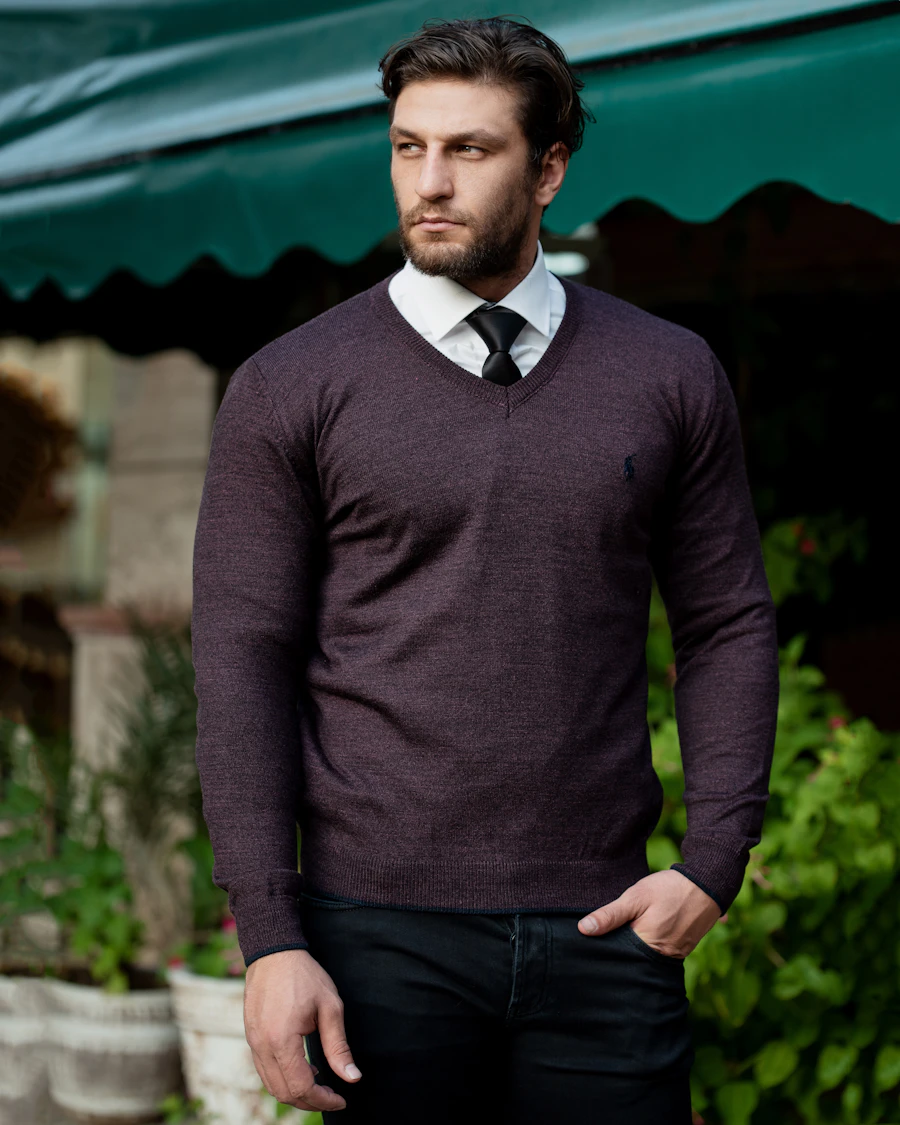 Hombre con sweater shetland gris, prenda clásica de la marca Legacy