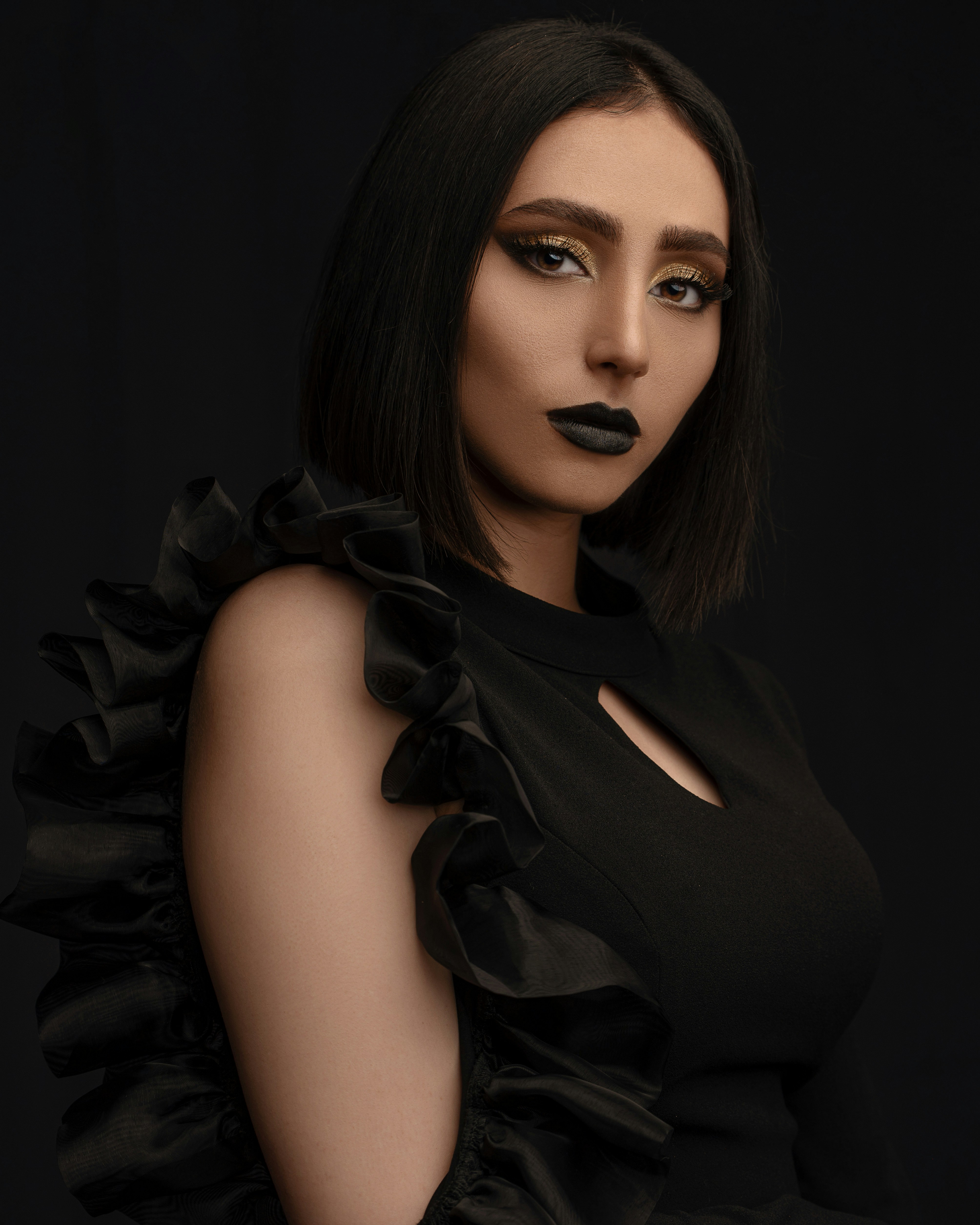 Wanita dalam gaun hitam tanpa lengan