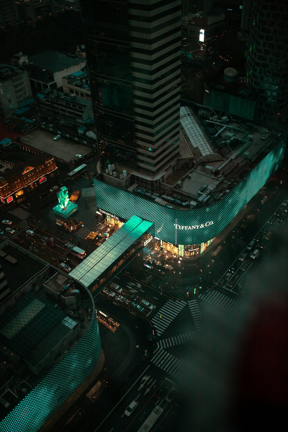 夜間の都市ビルの空中写真