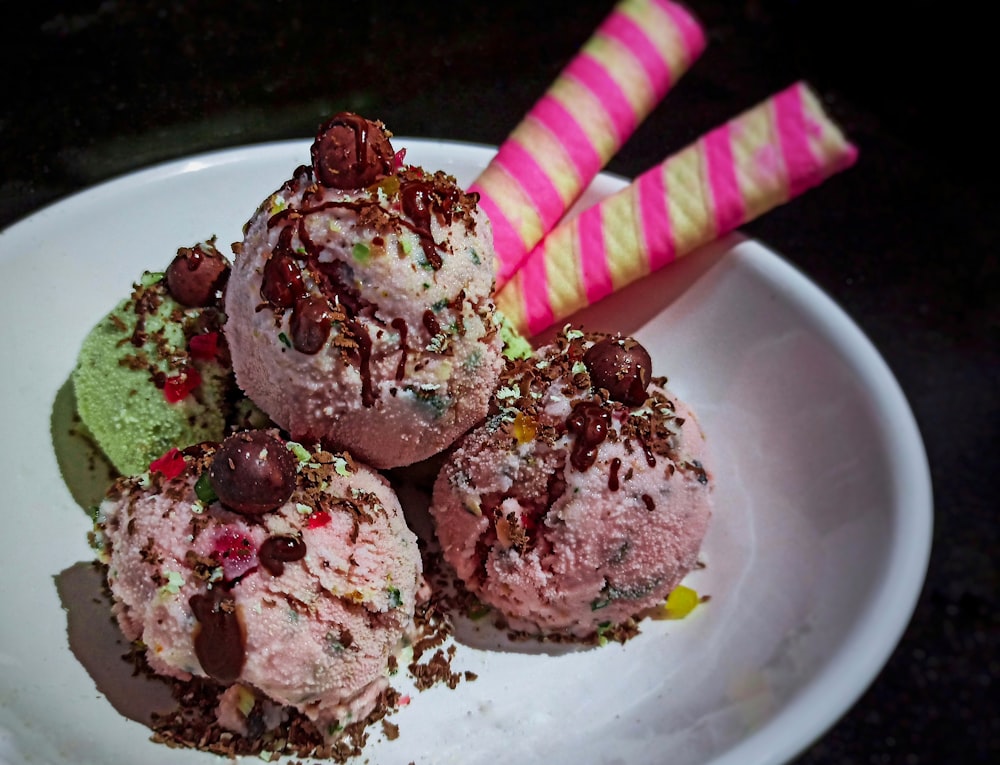 Helado rosa sobre cuenco de cerámica blanca