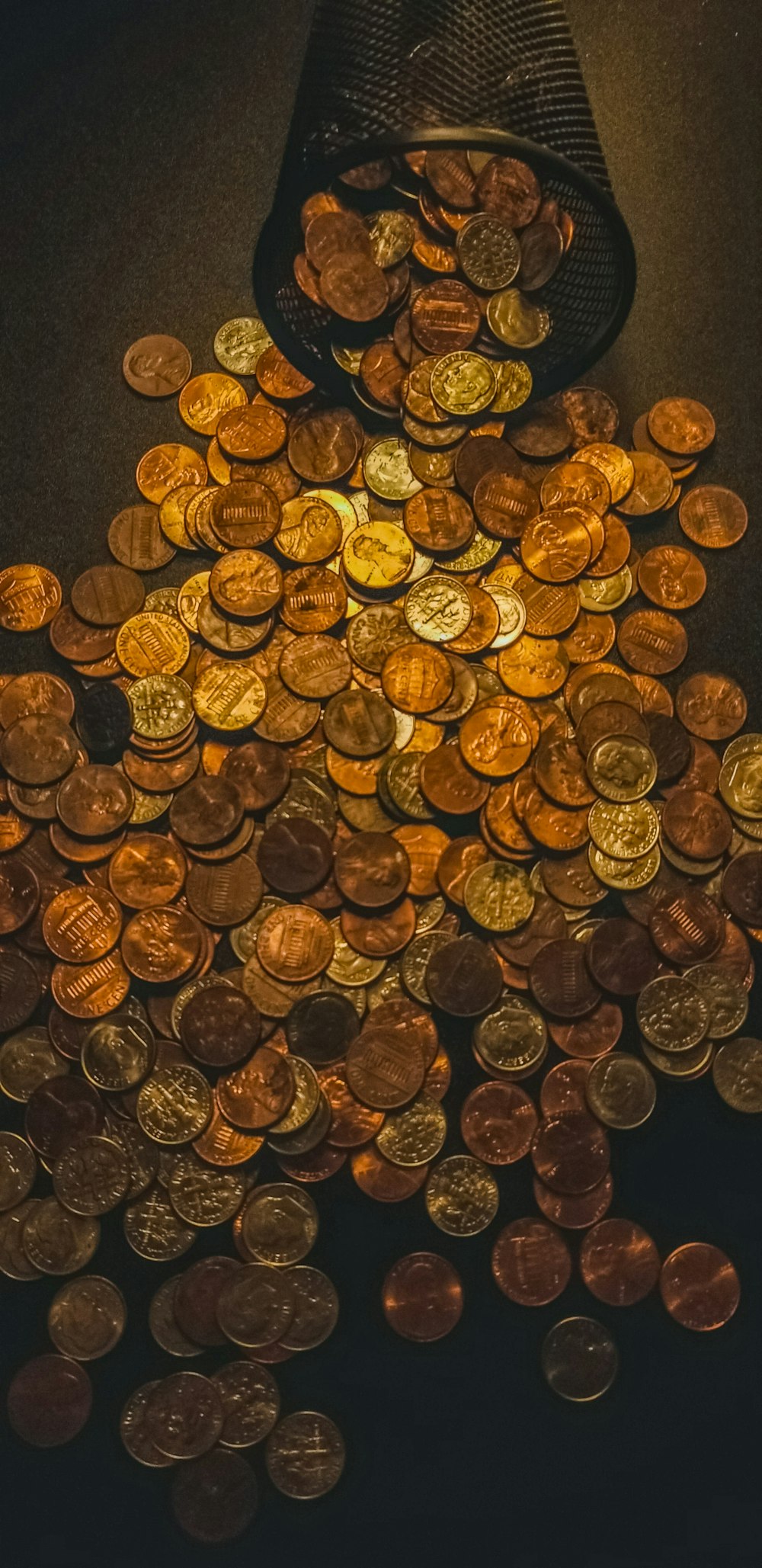 Monedas redondas de oro sobre tela negra