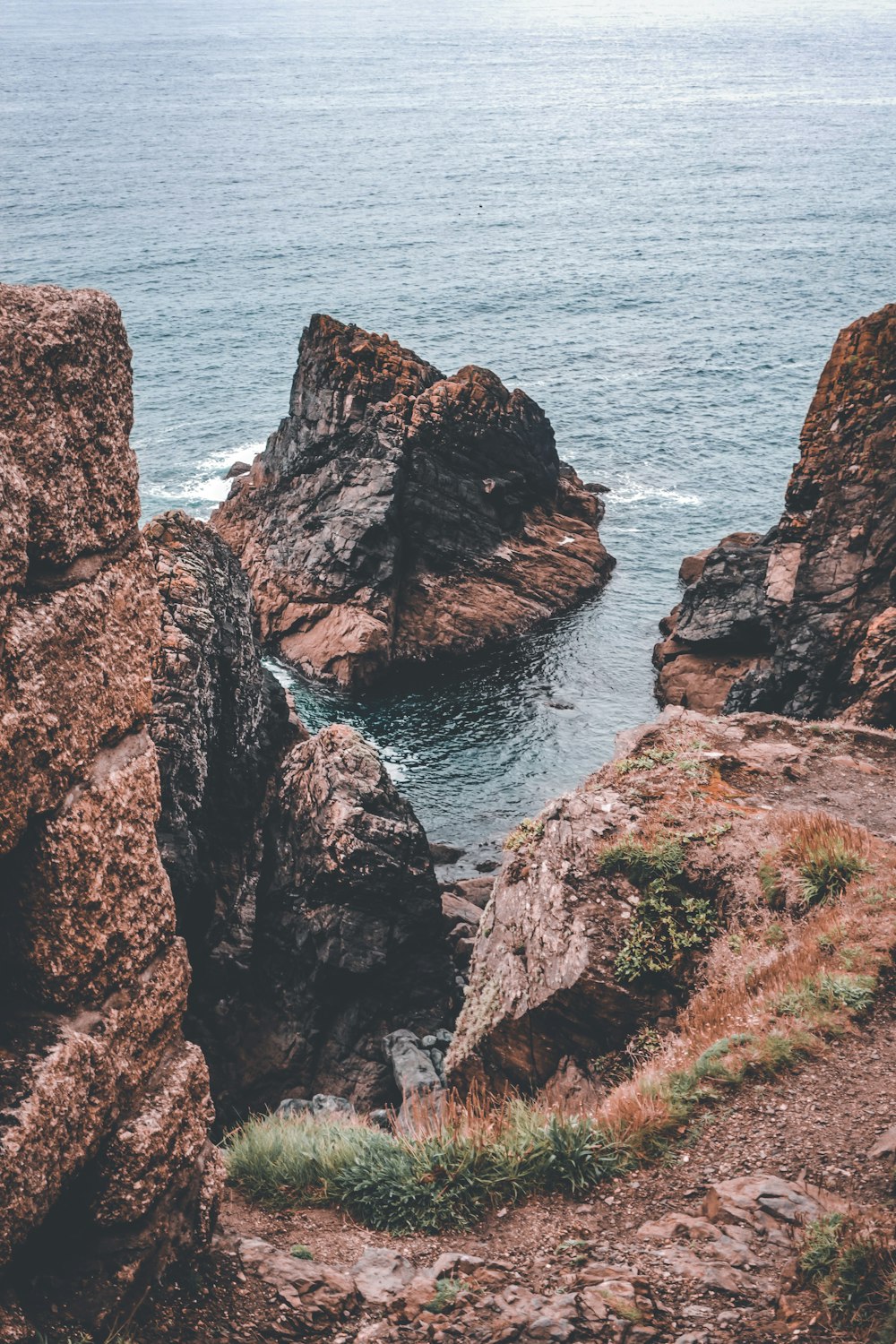 Formación de rocas marrones en el mar durante el día