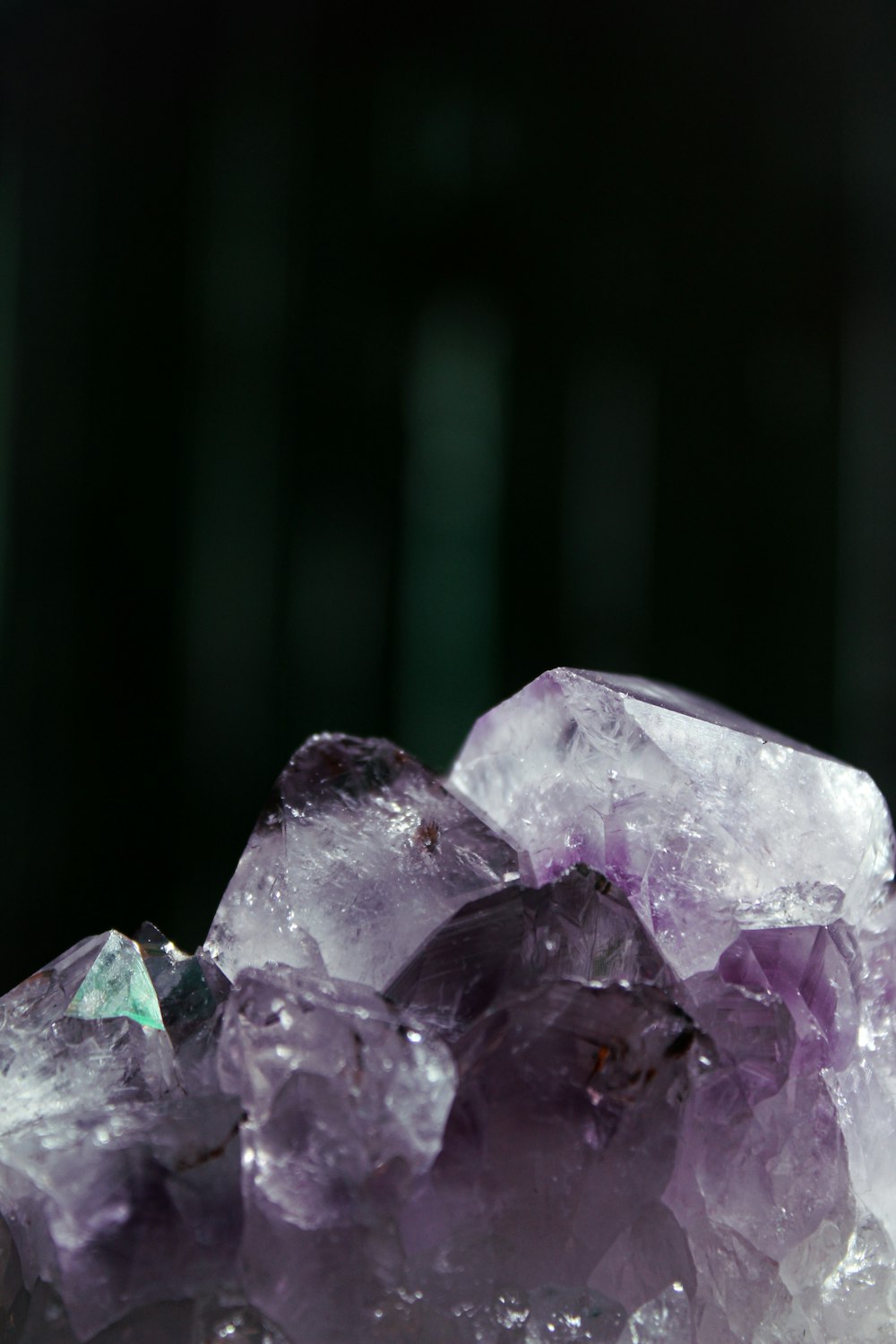 Piedra de cristal púrpura y blanco