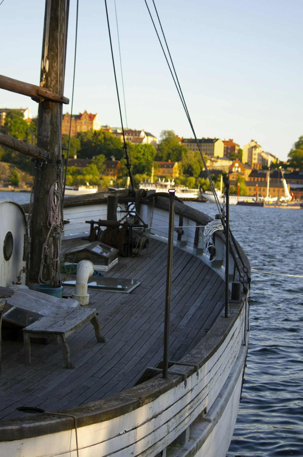 weißes und schwarzes Boot tagsüber auf See