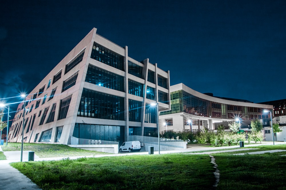 Edificio de hormigón marrón durante el día