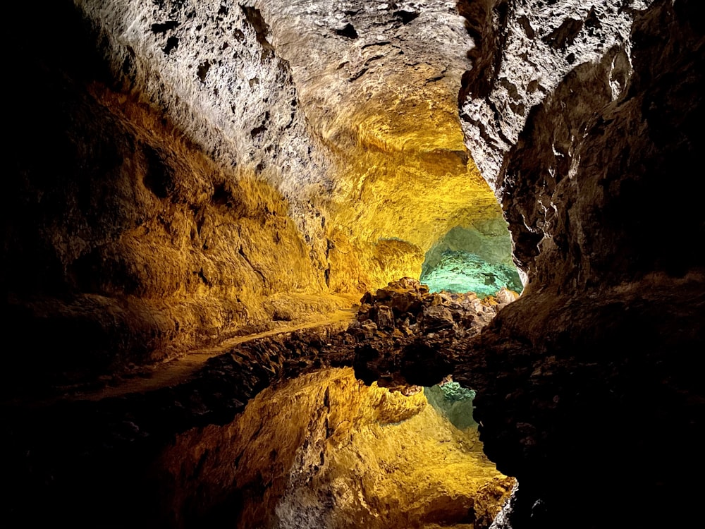 물이 있는 갈색과 파란색 동굴