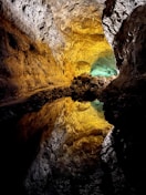 cueva con tonos amarillos