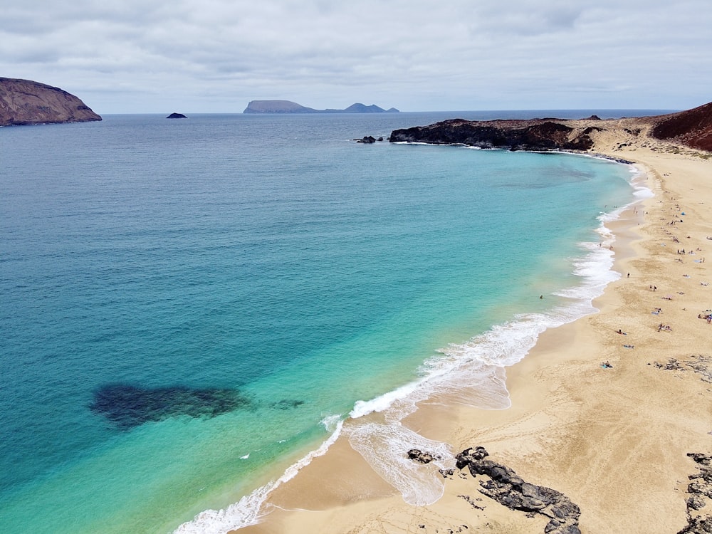 vista aérea da praia durante o dia