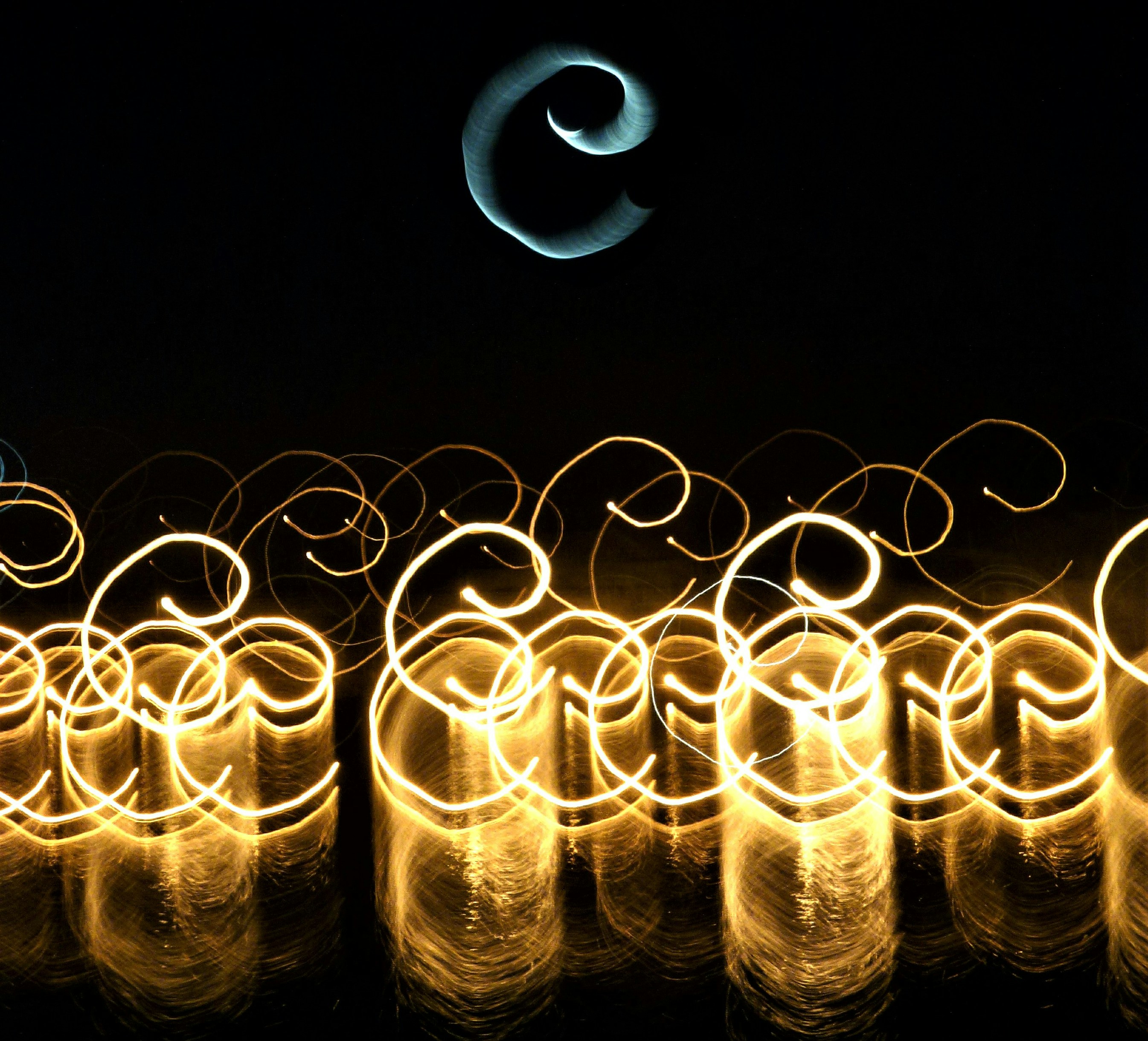 luminaire blanc et bleu