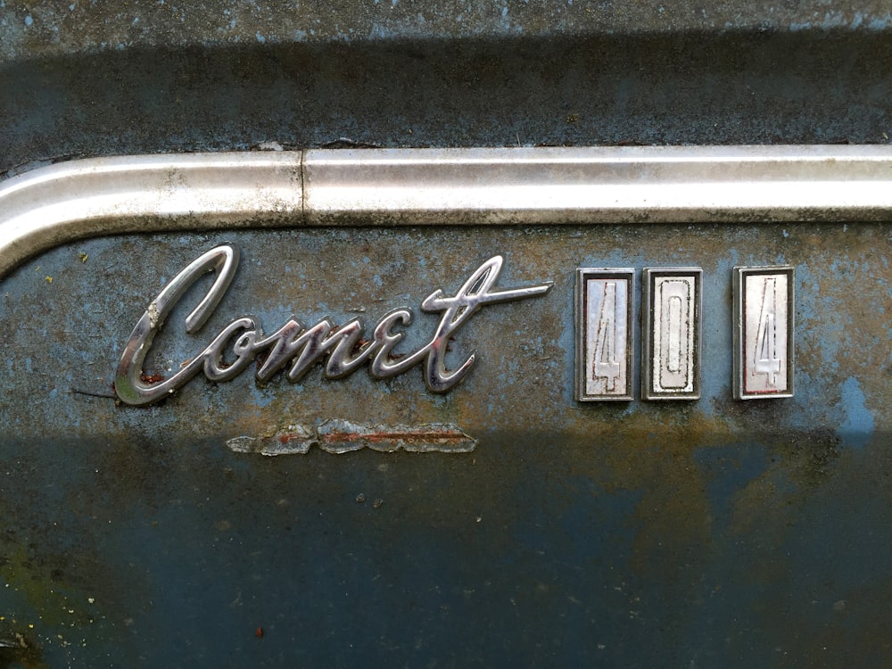 a close up of a metal object with the word comet on it