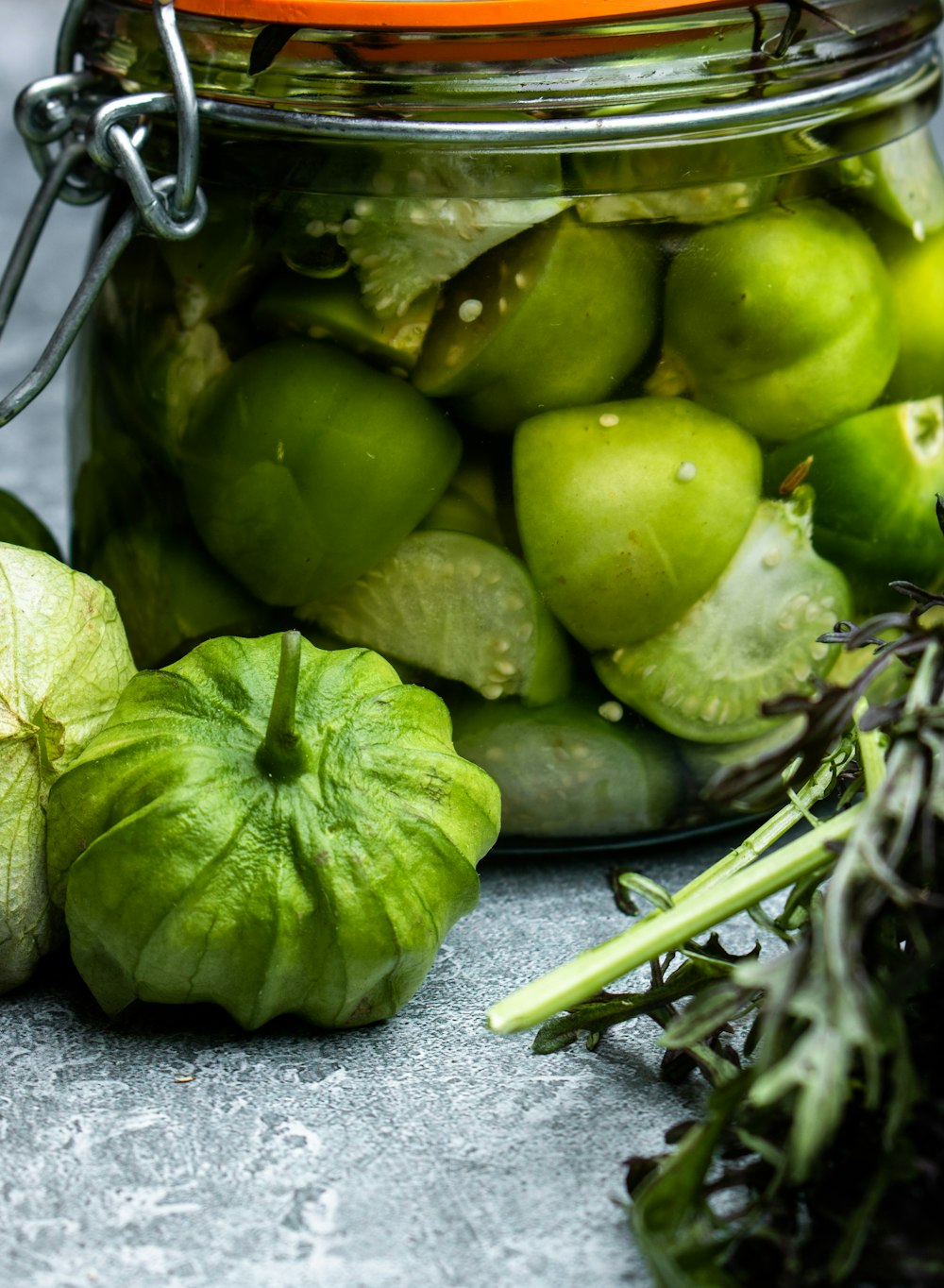 verdura verde su griglia metallica grigia