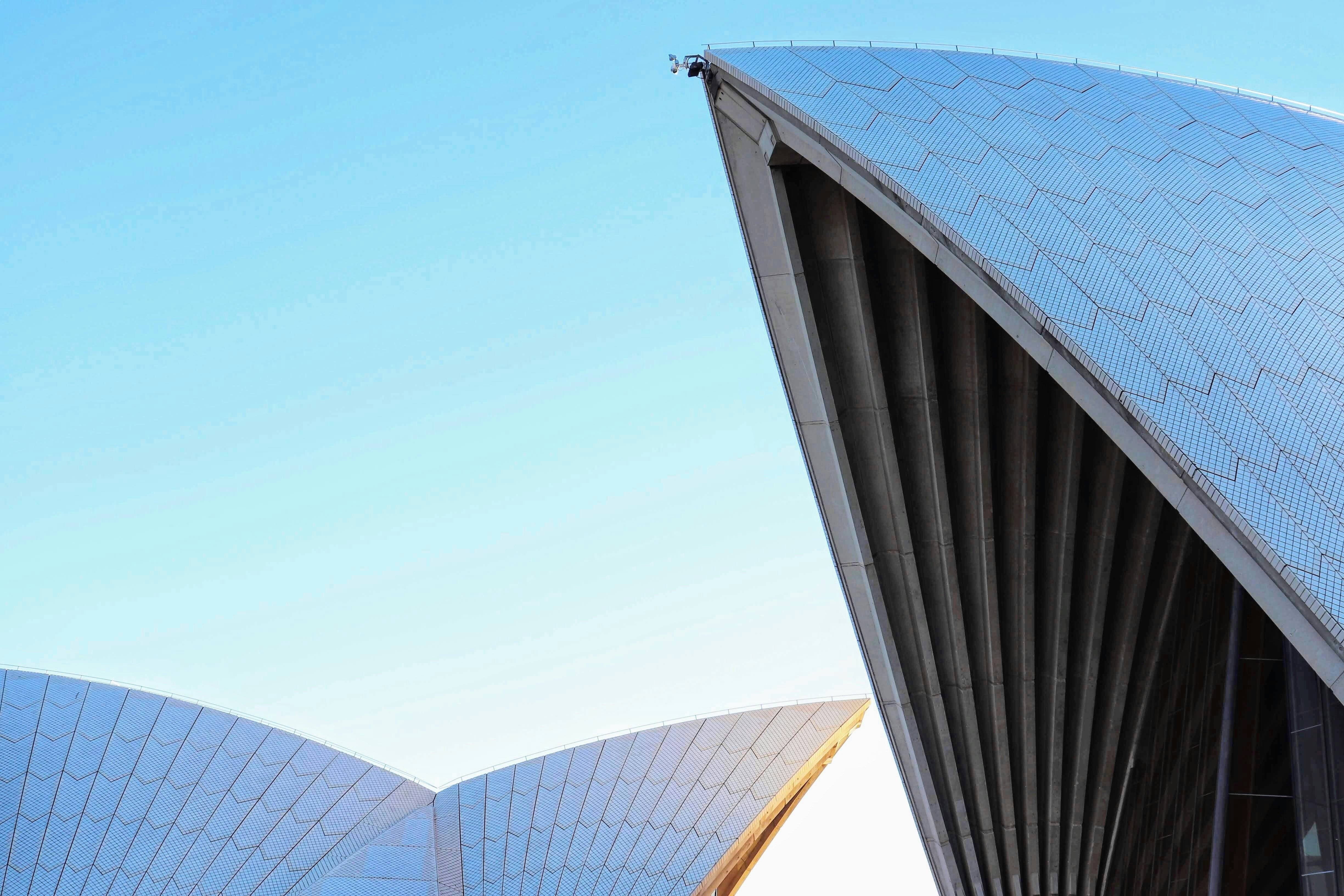 fotografia de baixo ângulo do edifício do arranha-céus