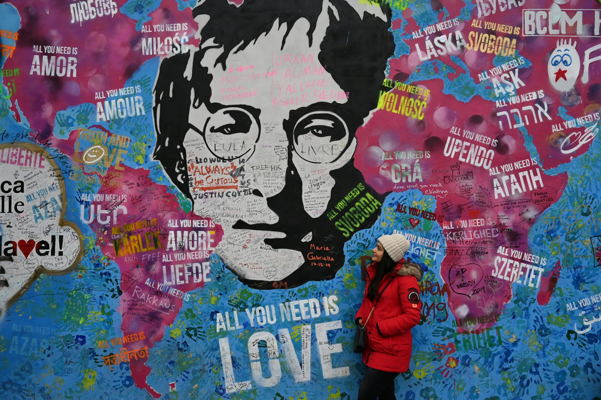 Parede com Desenho de John Lennon em Praga e frases da música dos Beatles