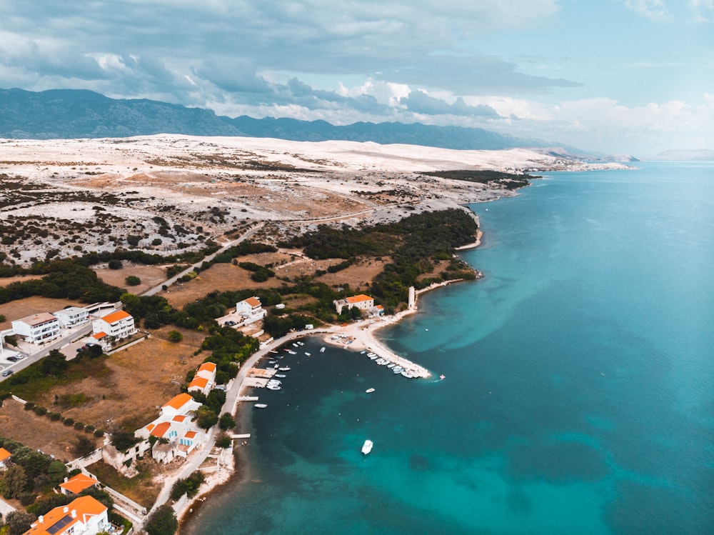 Veduta aerea della città vicino allo specchio d'acqua durante il giorno