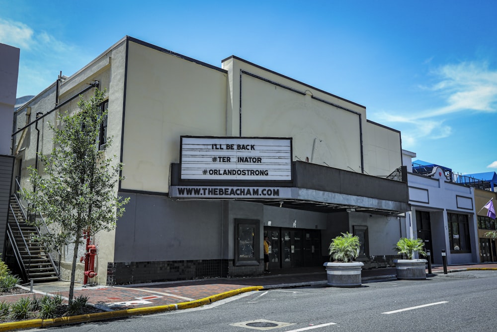 ein Kino mit einem Schild auf der Vorderseite