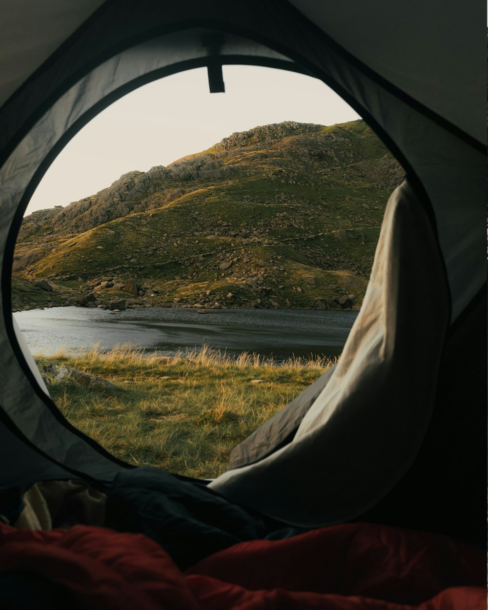 montagne verdi e marroni accanto al fiume durante il giorno