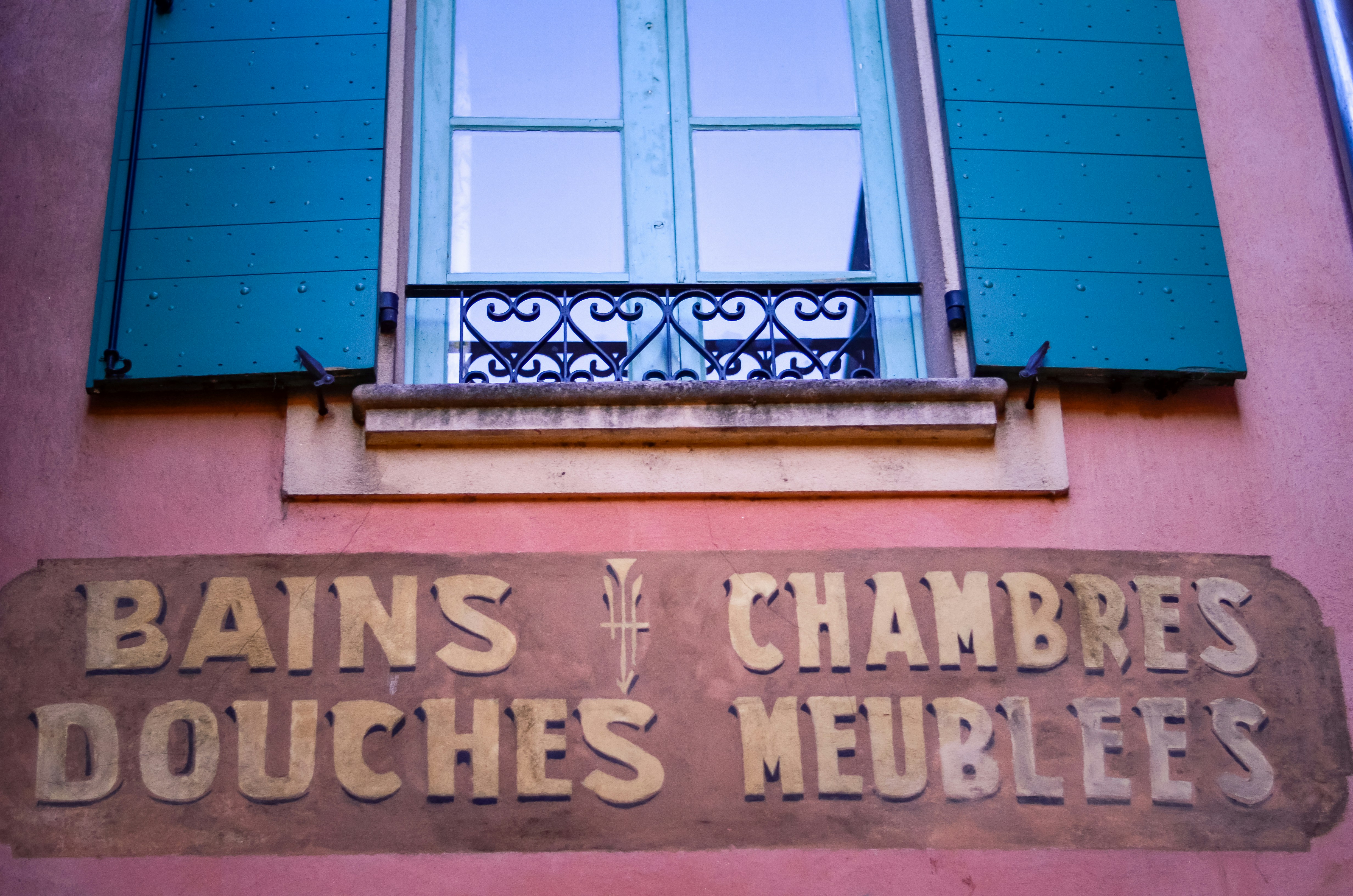 Bâtiment en brique brune avec fenêtre en verre