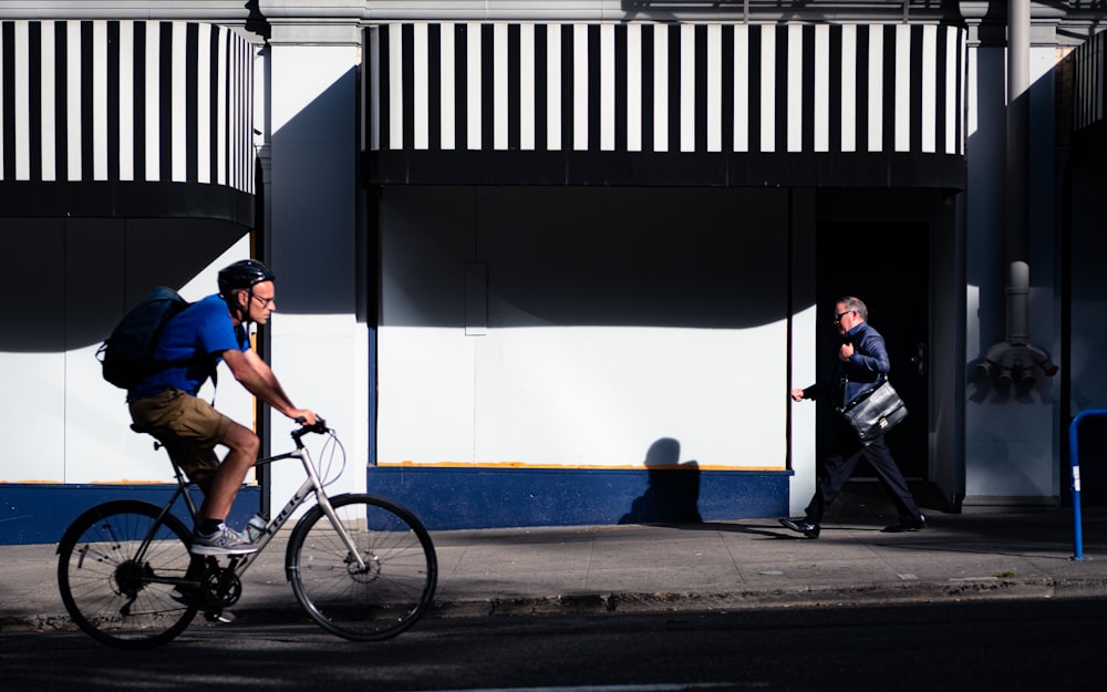 hombre con camiseta azul montando en bicicleta