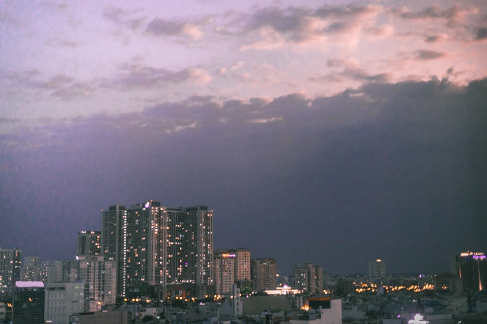 夜間の灰色の曇り空の下での街のスカイライン