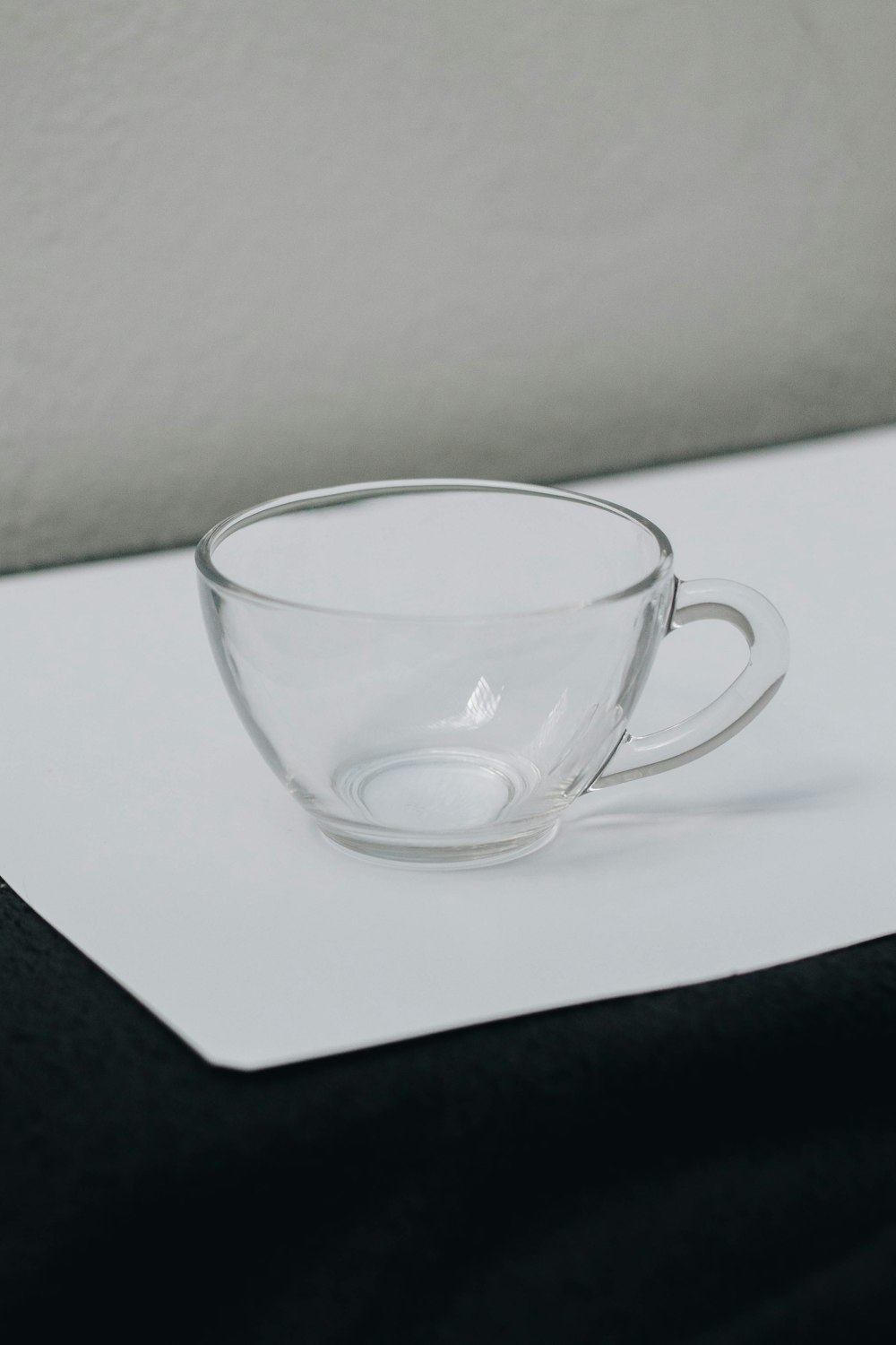 흰색 티슈 페이퍼에 투명 유리 컵