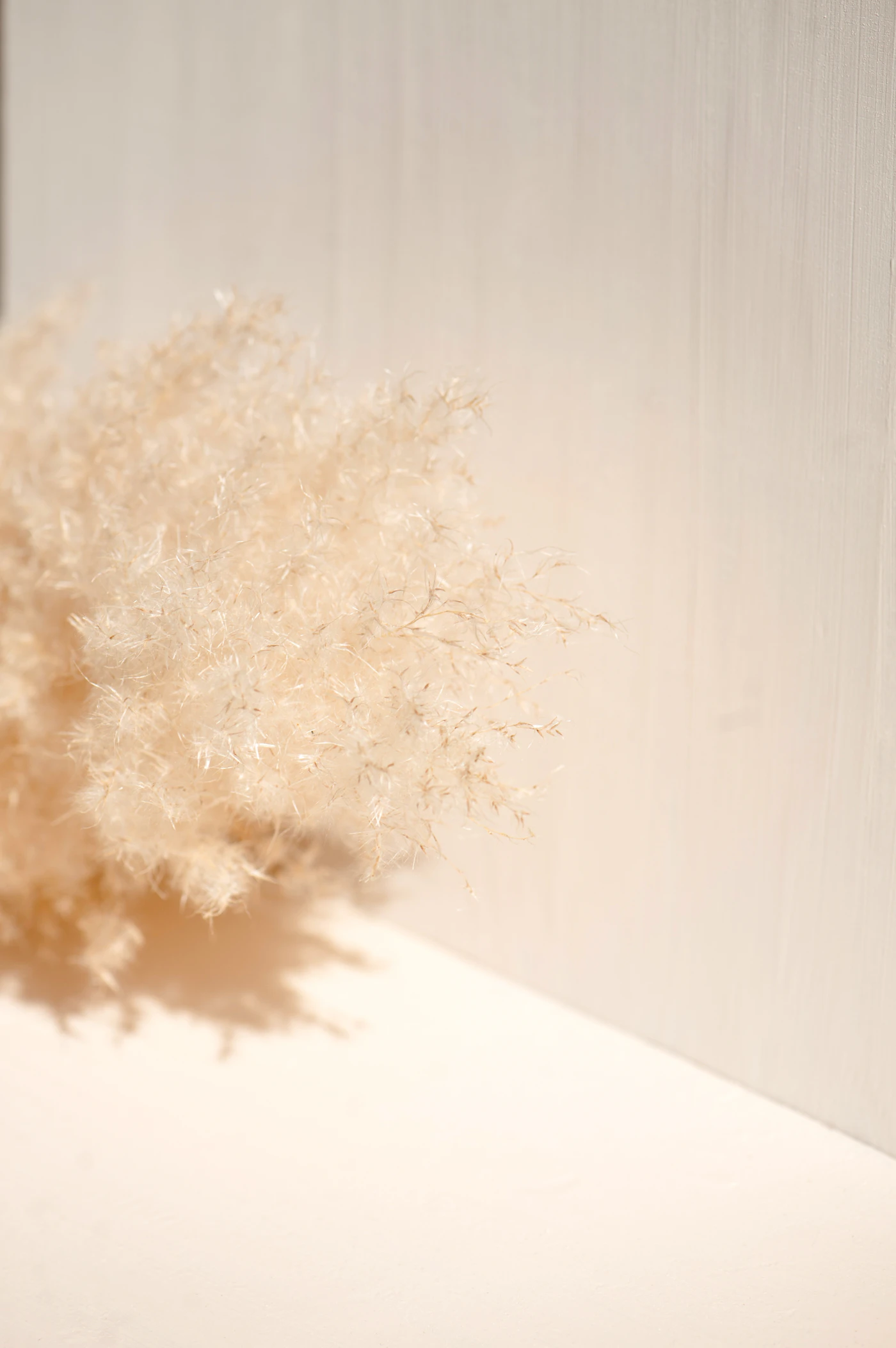 Korb mit Handtüchern und Blumen im Badezimmer