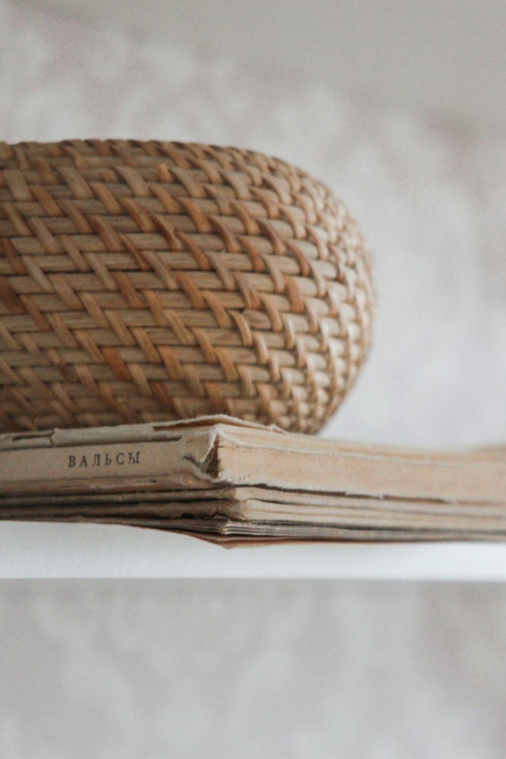 Panier rond tissé marron sur table blanche