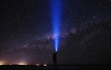 Silhueta de um homem observando o céu estrelado do Atacama