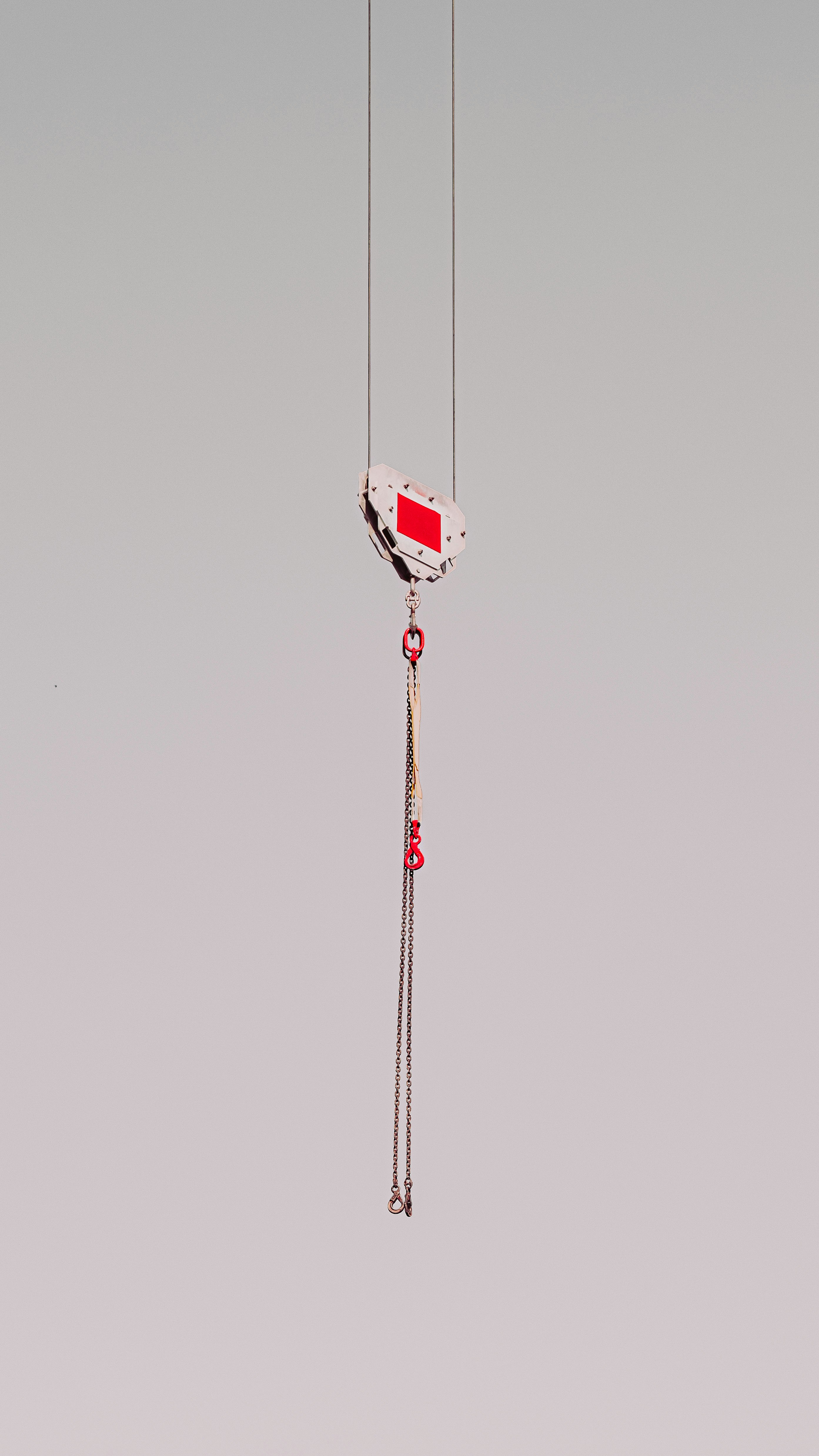 빨간색과 검은 색 옷핀