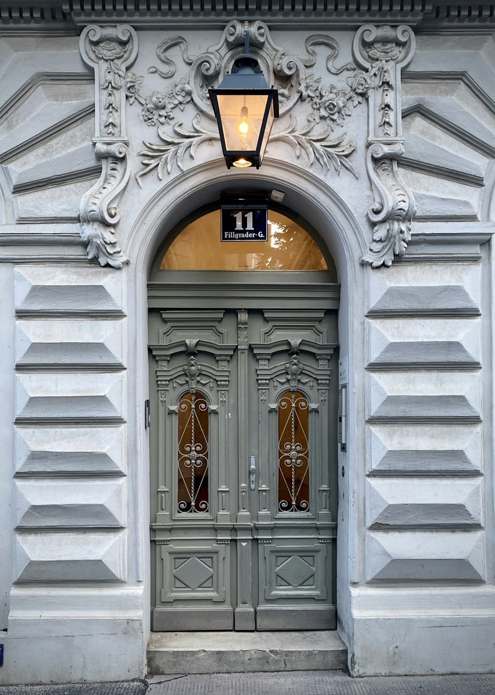 Porte en bois gris avec levier de porte doré