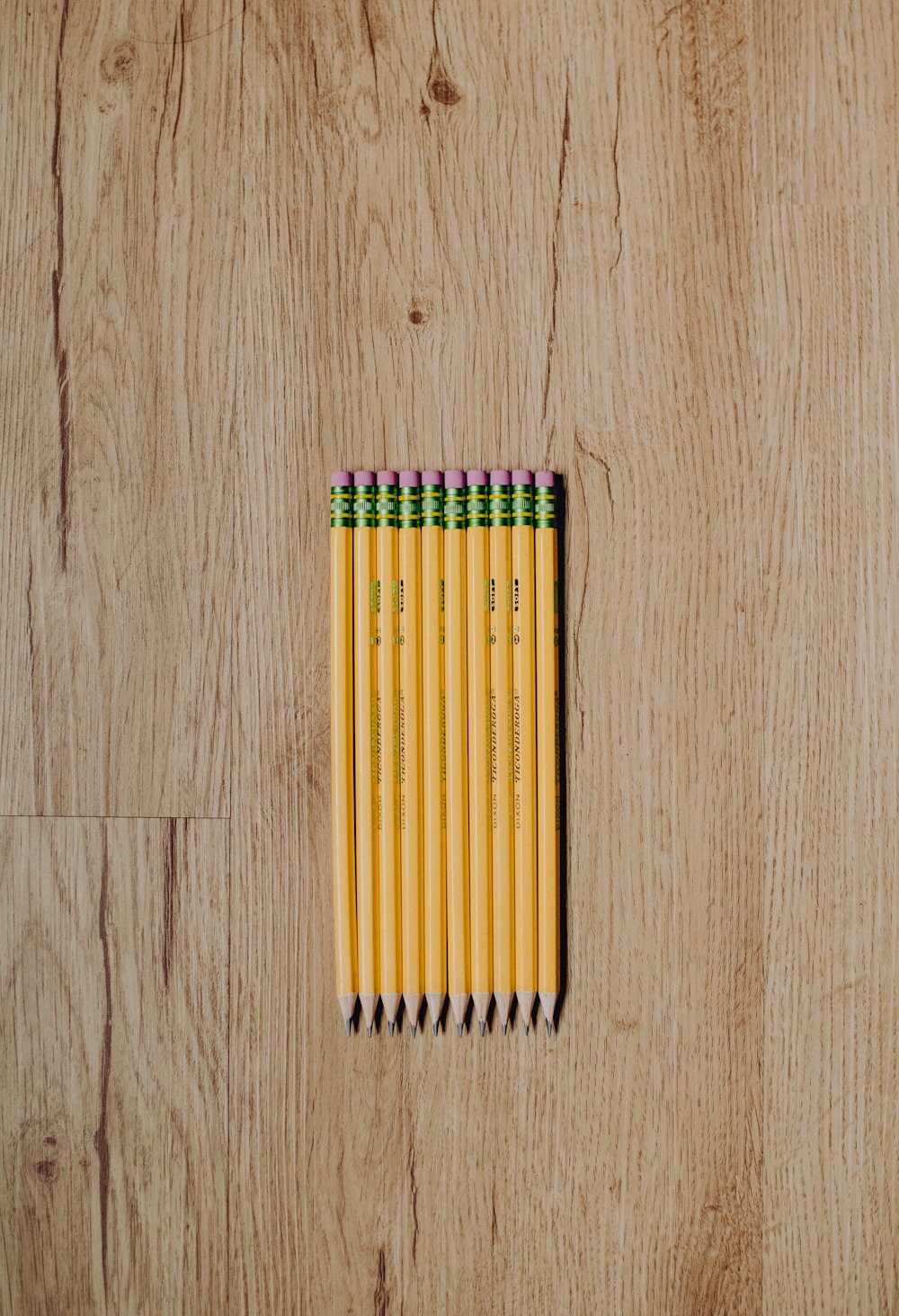 Crayon de couleur jaune, vert et rouge