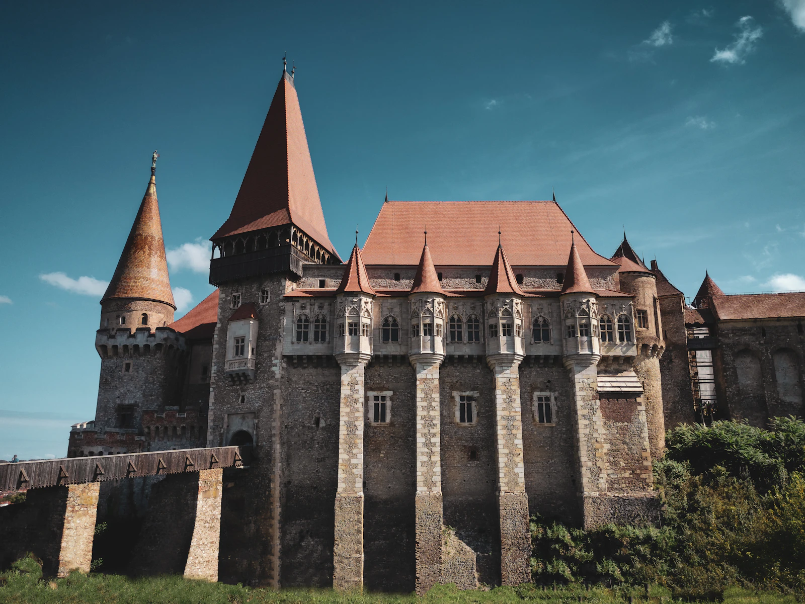 Cazare ieftină în Hunedoara: zidul de vest al Castelului Corvinilor