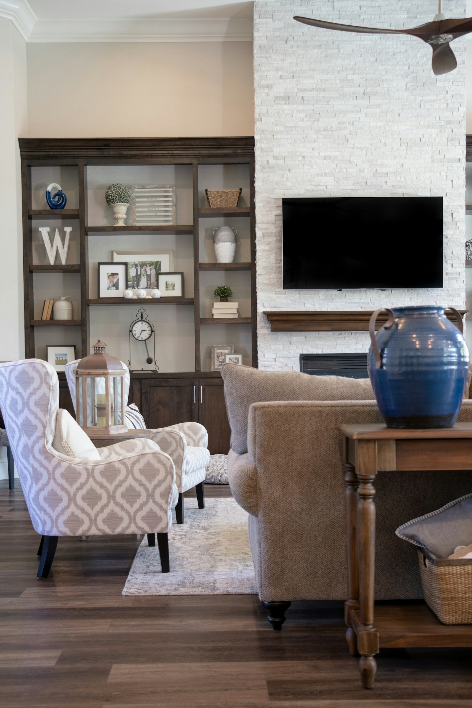 living room with tv and vase