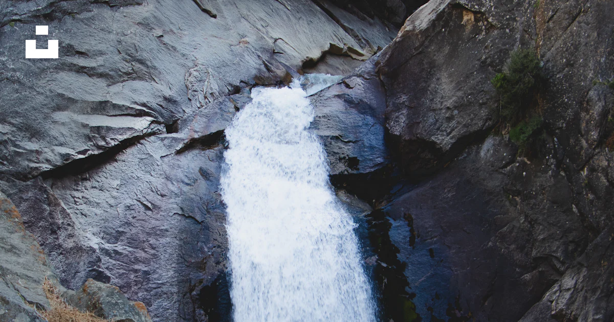 Chutes D eau Sur Les Montagnes Rocheuses Pendant La Journ e Photo chutes-d-eau-sur-les-montagnes-rocheuses-pendant-la-journ-e-photo