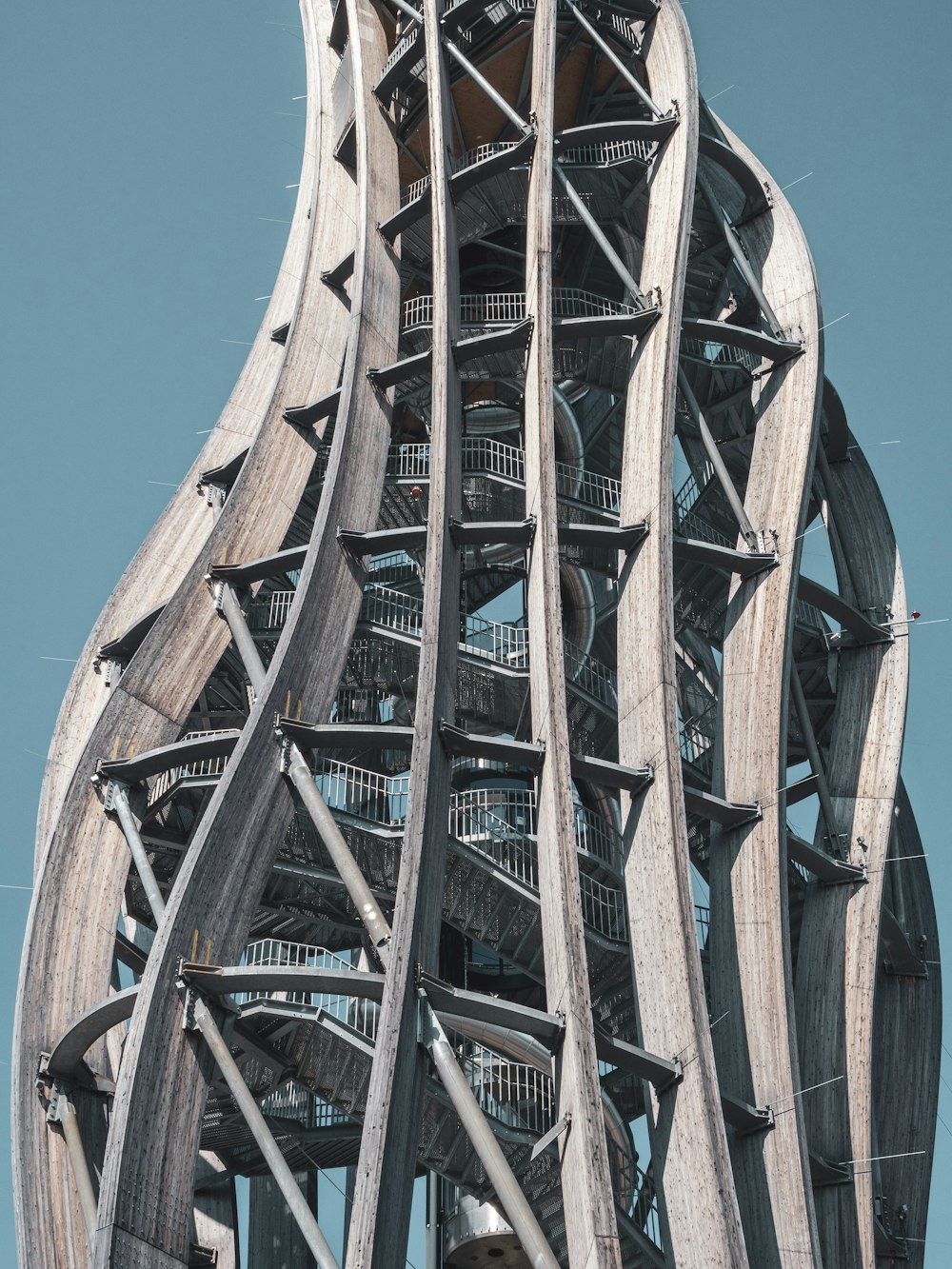 estrutura de metal azul e preto