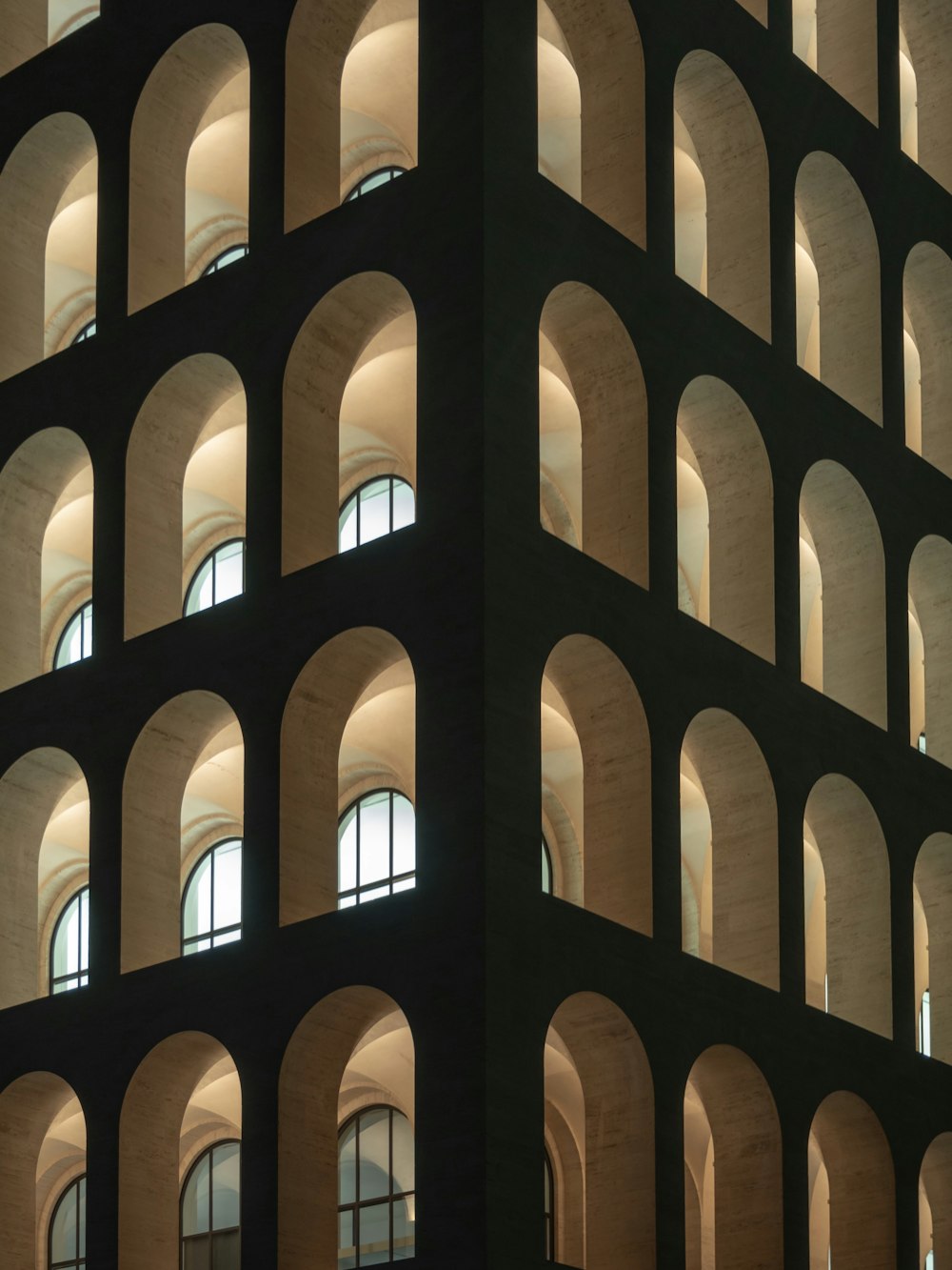 edificio in calcestruzzo bianco e nero