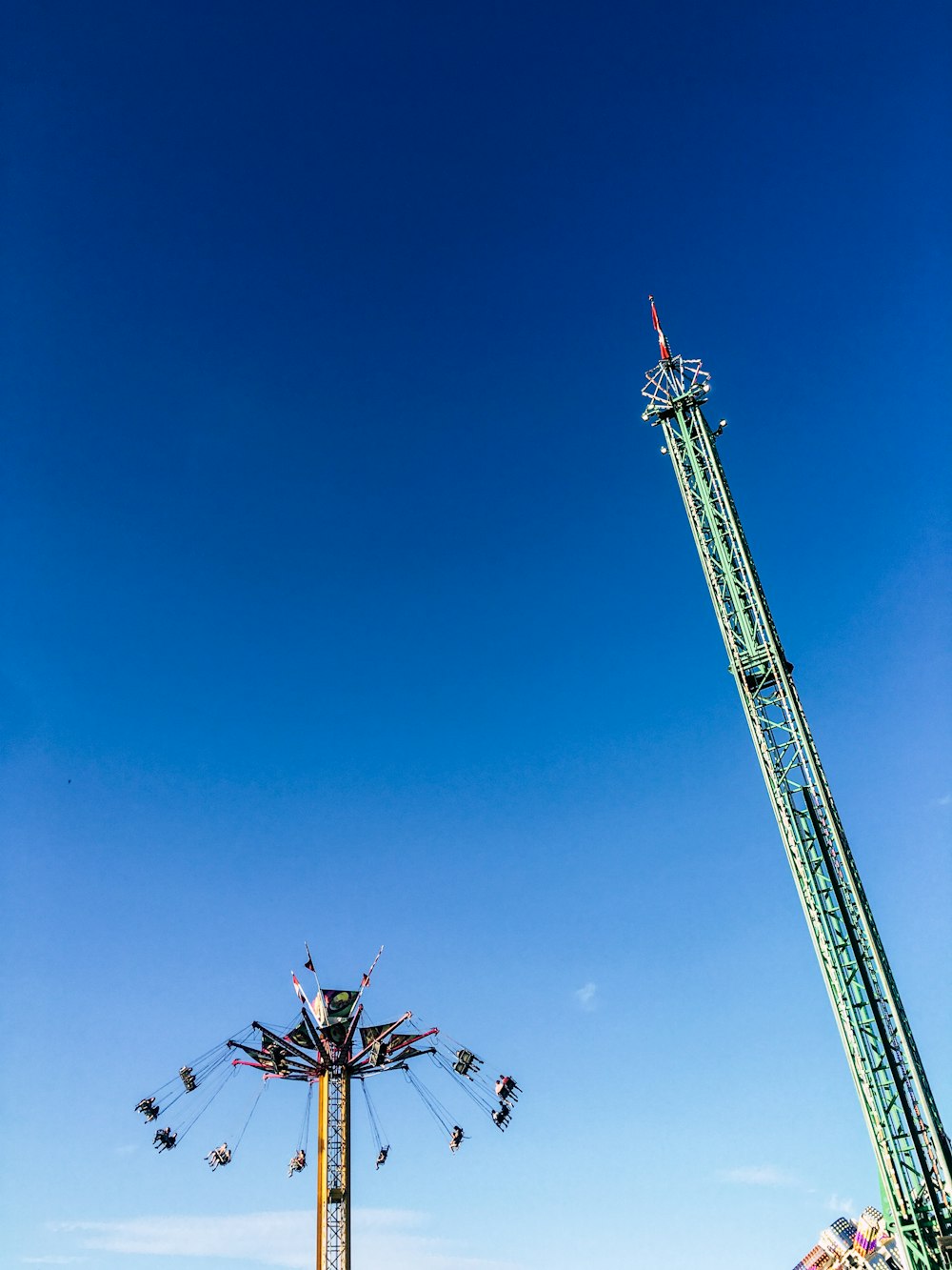 black and white ferris wheel under blue sky during daytime